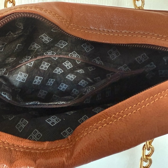 Luxurious Quilted Leather Shoulder Bag with Gold Accents - Picture 6 of 7